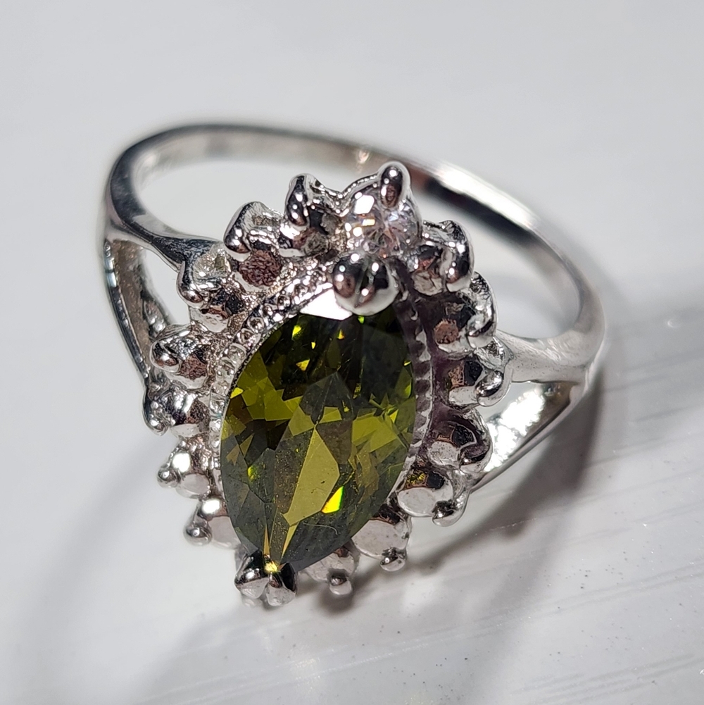 Silver Tone Marquise Olive Green Glass Ring. 9.5 - Picture 2 of 5